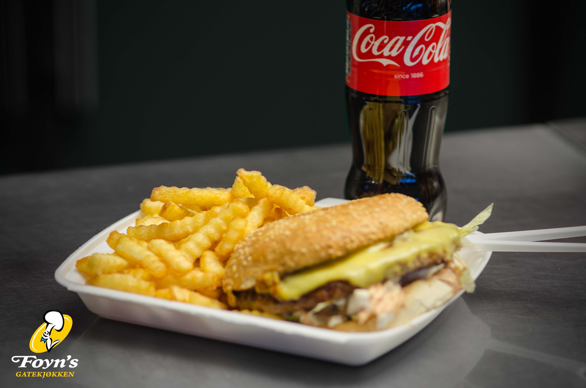 Hamburgermeny med pommes frites og Coca-Cola